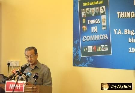 Tun Dr. Mahathir Mohamad launching the book, image hosting by Photobucket